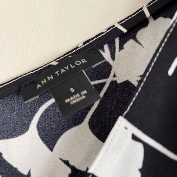 Ann Taylor Sleeveless Black & White Blouse | Size Small - Picture 2 of 4
